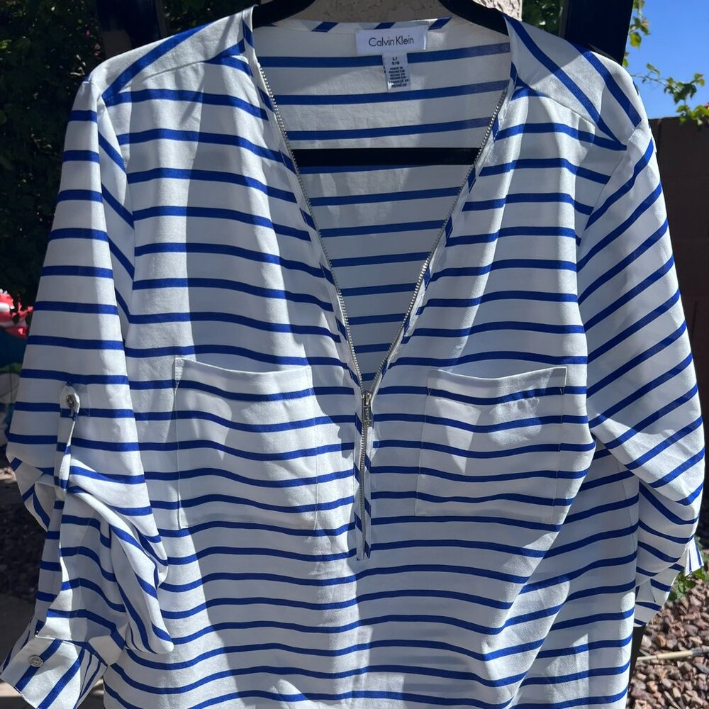 Calvin Klein SZL Lightweight v neck. zipper accent. blue/wht stripe blouse